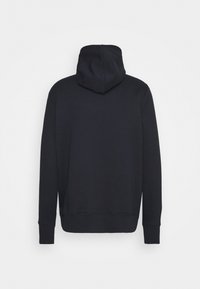 Sudadera negra con capucha redondeada, mangas largas y puños acanalados. Textura suave y diseño de espalda sin costuras, sin logotipos ni adornos.