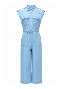 Une combinaison bleu clair en denim avec des manches courtes, deux poches avant et une taille ceinturée avec une boucle circulaire. Design à jambes larges.