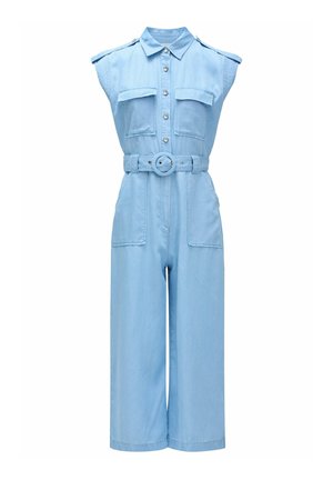 Jumpsuit de mezclilla de color azul claro con mangas cortas, dos bolsillos frontales y una cintura ceñida con un cinturón de hebilla circular. Diseño de pernera ancha.
