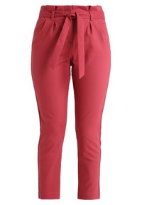 Pantalons ajustés rouges avec une taille ceinturée, des jambes fuselées et des plis à l'avant. Fabriqués en tissu extensible lisse et sans motifs.