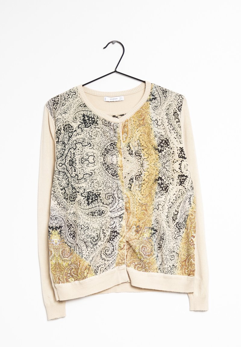 Cardigan crème à manches longues avec motifs cachemire noirs et dorés, col rond, et fermeture à boutons sur le devant, accroché à un cintre noir.