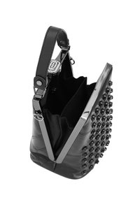 Schwarze Lederhandtasche mit strukturiertem Design, genoppeter Textur und glänzendem Metallelement an einem abnehmbaren Tragegurt. Geöffnete Ansicht von oben.