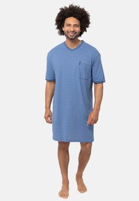 Camicia da notte blu a righe realizzata in tessuto morbido, maniche corte, scollatura a V, tasca laterale, lunghezza al ginocchio con una vestibilità comoda.