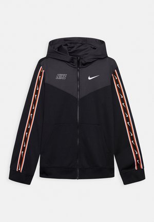 Czarna bluza z kapturem zapinana na zamek, z szarym górnym panelem, pomarańczowo-białymi akcentami logo Nike na rękawach oraz dwoma przednimi kieszeniami.