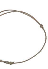 Beige geflochtenes Band mit einem einfachen Knotendesign. Glatte Textur, flexible Form, geeignet für verschiedene Anwendungen wie Schmuck oder Bastelarbeiten.