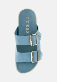 Sandalo scivoloso in suede blu con due cinturini regolabili e fibbie in tono oro. La soletta presenta un colore blu contrastante e dettagli del logo.