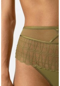 Sous-vêtement vert olive avec panneaux en maille transparente et bordure en dentelle florale. Présente des bords festonnés et une ceinture lisse.