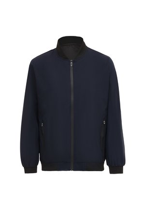 Veste bomber bleu marine avec un col haut, fermeture éclair devant et poches latérales. Tissu lisse avec des poignets et un ourlet côtelés.
