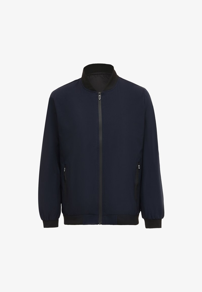 Marineblauwe bomberjack met een hoge kraag, een ritssluiting aan de voorkant en zijzakken. Glad materiaal met ribgebreide manchetten en onderrand.