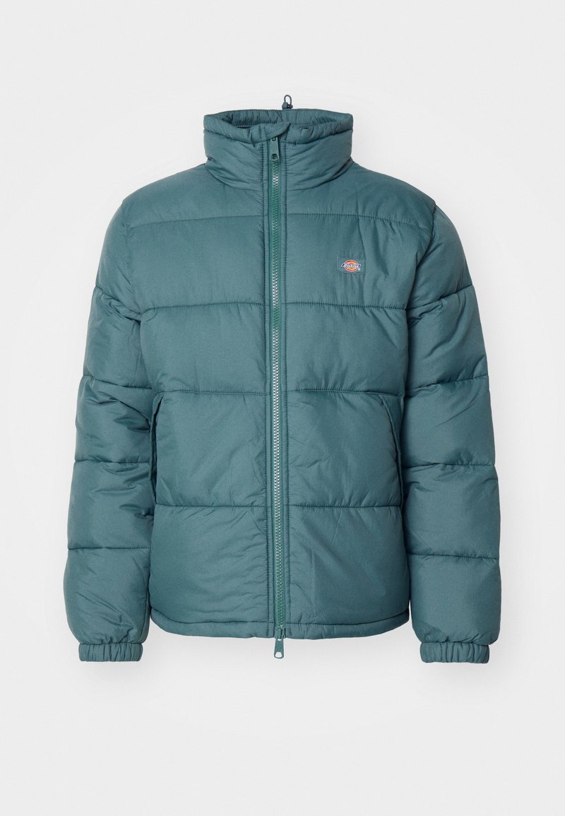 Gepolsterte türkisfarbene Jacke mit hohem Kragen und voller Reißverschluss, mit einem Logo auf der Brust und elastischen Bündchen für eine enge Passform.