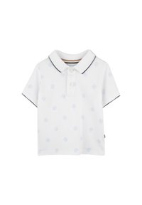 Polo shirt blanc avec motif de logo bleu clair, bordure de col marine, manches courtes et patte de boutonnage à trois boutons. Texture en coton lisse.