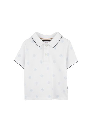 Witte polo met een lichtblauw logopatroon, marineblauwe kraagafwerking, korte mouwen en een drieknoopsluiting. Glad katoenen textuur.