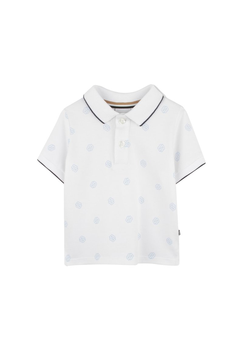 Polo shirt blanc avec motif de logo bleu clair, bordure de col marine, manches courtes et patte de boutonnage à trois boutons. Texture en coton lisse.