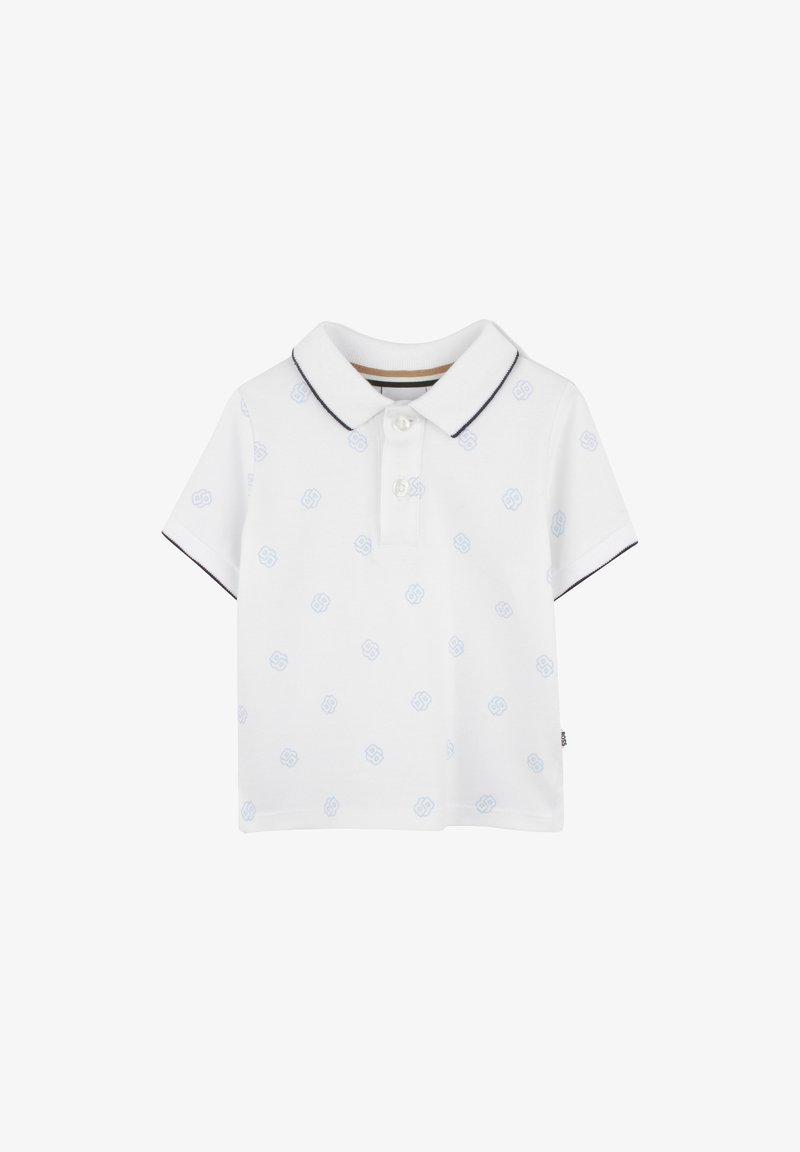 Polo shirt blanc avec motif de logo bleu clair, bordure de col marine, manches courtes et patte de boutonnage à trois boutons. Texture en coton lisse.