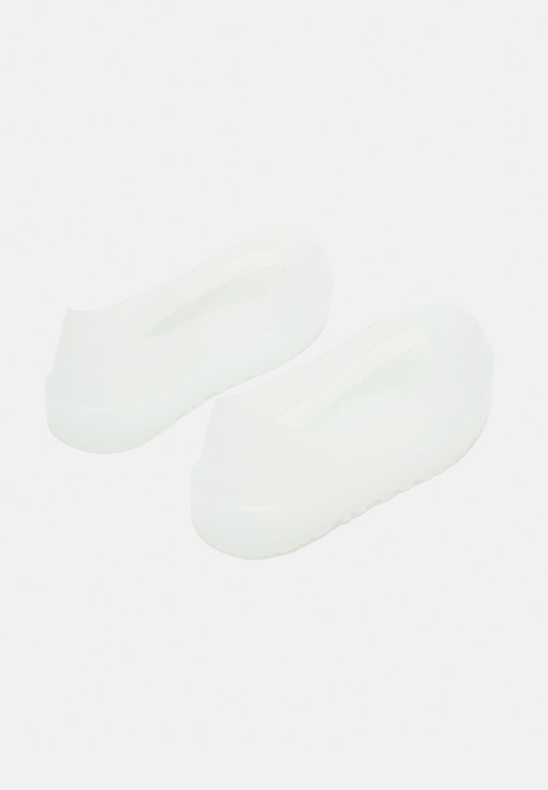 Przezroczyste silikonowe buty wsuwane, niskoprofilowe, o zaokrąglonym nosku, gładkiej powierzchni, z delikatną teksturą na podeszwie dla lepszego chwytu, o przezroczystym wykończeniu.