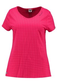 Camiseta de manga corta de cuello en V en fucsia, hecha de tela suave, con lunares blancos y negros y un pequeño logo en la parte inferior izquierda.
