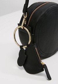mint&berry Axelremsväska - black