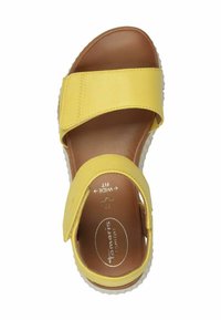 Sandalo giallo in pelle con design a misura ampia, dotato di una soletta marrone e una suola bianca testurizzata. Include cuciture visibili e dettagli di branding.