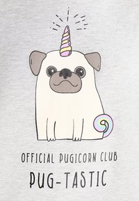 Maglietta grigia chiara con un cartone animato di un pug con un corno da unicorno, un vortice arcobaleno e il testo "CLUB UFFICIALE DEI PUGICORN PUG-TASTICO" sotto.