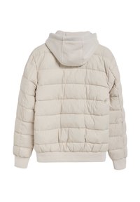 Beige quiltet pufferjakke med hætte, enkel tekstur, ribbede manchetter og kant, samt boxy pasform, set fra ryggen.