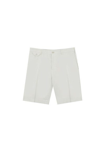 Pantaloni corti grigio chiaro a taglio dritto, realizzati in tessuto misto cotone. Presentano due tasche frontali e una piccola tasca decorativa frontale.