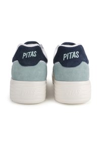 Námornícke a svetlomodré semišové tenisky s bielym jazykom a pätou. Obsahuje slovo "PITAS" na pätke a textúrovanú gumovú podrážku.