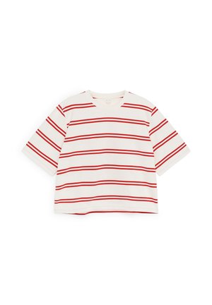 Biała koszula z krótkim rękawem z czerwonymi podwójnymi poziomymi paskami, okrągłym dekoltem i luźnym krojem.