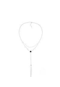 Sølv flerstrengs halskæde med en sort perle og en lang, spidset vedhæng, der skaber et moderne, minimalistisk design.