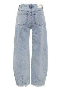Jeans en denim bleu clair à jambes larges avec un ourlet effiloché, design à cinq poches et taille mi-haute comportant une petite étiquette de la marque à l'arrière.