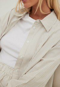 NA-KD LÄSSIGES - Blus - beige stripe