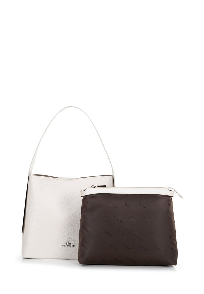 Bolso de mano de cuero blanco con una textura suave y un asa larga; incluye un estuche de tela marrón oscuro con un discreto estampado de logo y cierre de cremallera.