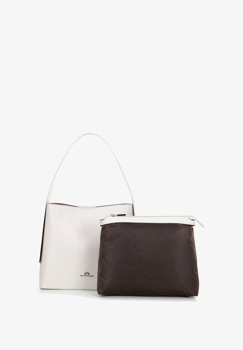 Borsa a mano bianca in pelle con una texture liscia e una lunga maniglia; include una pochette di stoffa marrone scuro con una stampa logo sottile e chiusura con cerniera.