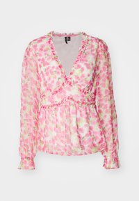 Blouse fleurie en tissu léger et transparent, avec des roses roses sur un fond blanc. Détails à volants sur le col et les manches.