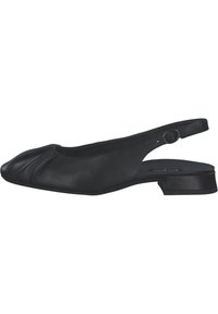 Zapato negro tipo slingback fabricado en piel suave, con una suave punta redondeada, diseño plisado y un tacón bajo tipo bloque. Correa ajustable con hebilla.