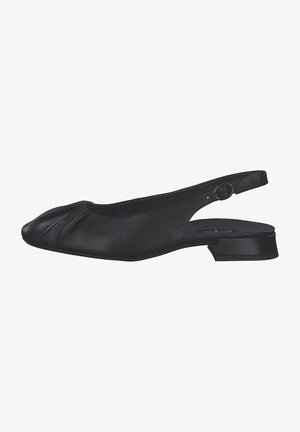 Czarny but na słupku z gładkiej skóry, z miękkim zaokrąglonym noskiem, plisowanym wzorem i niskim obcasem. Regulowany pasek z klamrą.