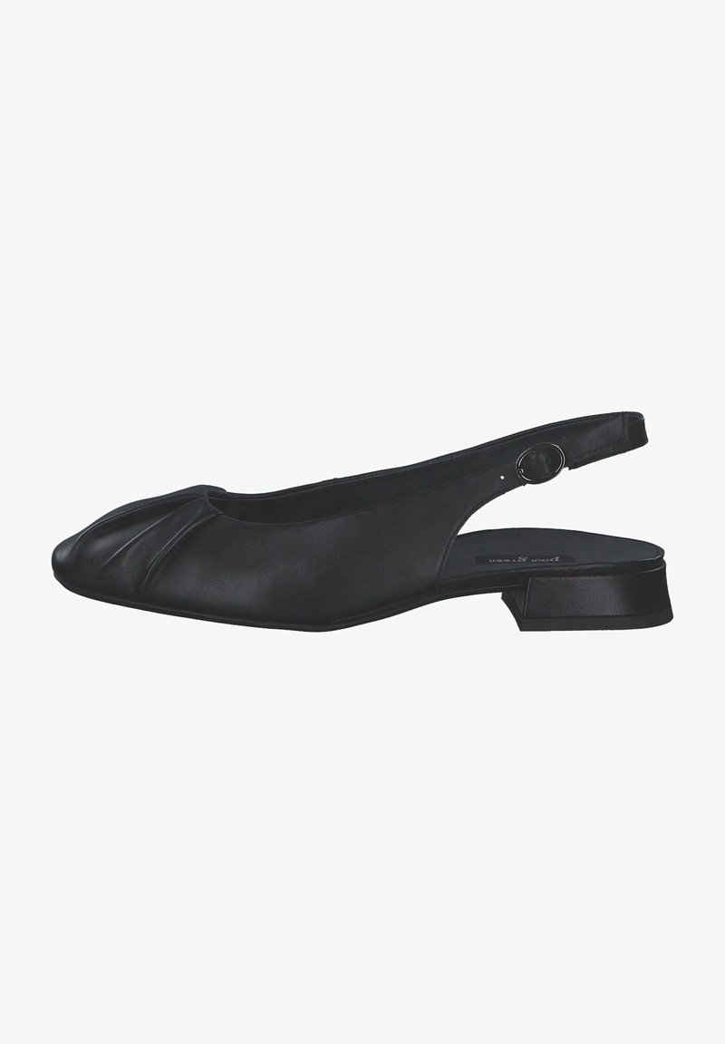 Zapato negro tipo slingback fabricado en piel suave, con una suave punta redondeada, diseño plisado y un tacón bajo tipo bloque. Correa ajustable con hebilla.
