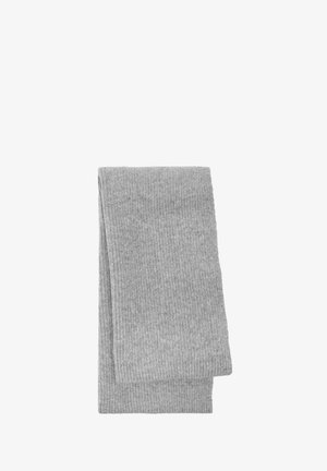 Szary prążkowany szalik starannie złożony, wykonany z miękkiego materiału o fakturowanej powierzchni, z prostymi krawędziami i prostym wzorem.