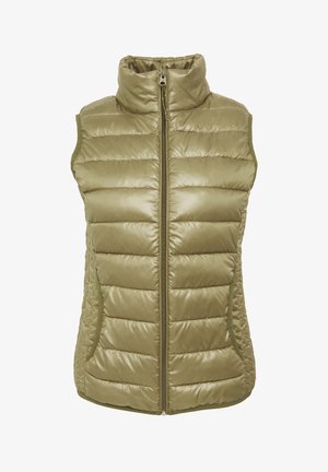 Gilet imbottito verde oliva, design senza maniche, colletto alto, chiusura frontale con zip, tasche laterali, texture liscia con motivo a righe orizzontali.