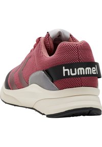 Sportskor med ett nätöverkänsligt i rosa med grå detaljer, märkeslogotyp på hälen och en vadderad vit mellansula med texturerad svart yttersula.