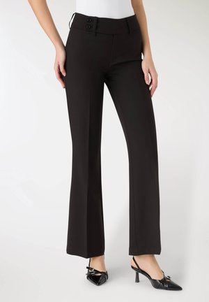 - Spodnie materiałowe