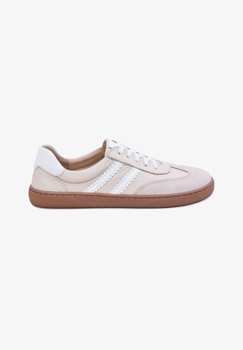 Baskets basses beiges avec des rayures en lacets blancs, des lacets blancs, un talon blanc et une semelle en caoutchouc marron, vues de côté extérieur.