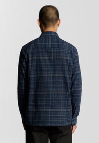 Lyle & Scott CHECKED  - Vapaa-ajan kauluspaita - dark navy/ tree green