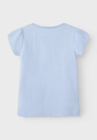 Camiseta de algodón de manga corta en azul claro con cuello redondo y mangas agrupadas. Textura suave, sin patrones ni adornos.
