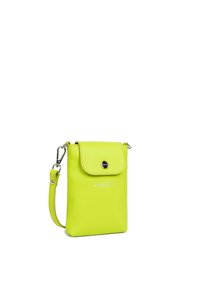 Neon groene telefoontas van textuurleer, met een klep sluiting en een metalen drukknoop, en een afneembare polsband.