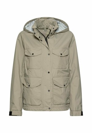 Beżowa kurtka z kapturem, zamkiem błyskawicznym z przodu, zatrzaskami, czterema kieszeniami z patkami zapinanymi na guziki oraz regulowanymi paskami przy nadgarstkach.