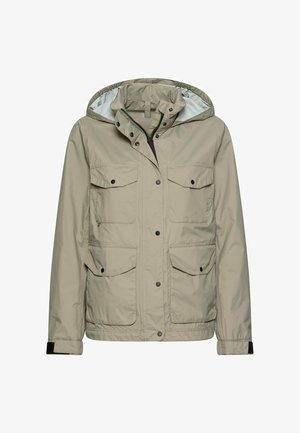 Beżowa kurtka z kapturem, zamkiem błyskawicznym z przodu, zatrzaskami, czterema kieszeniami z patkami zapinanymi na guziki oraz regulowanymi paskami przy nadgarstkach.