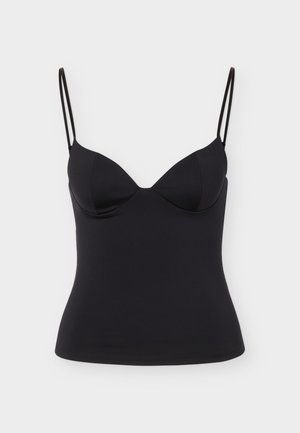 Μαύρο εφαρμοστό τοπ καμησόλ με λεπτές διπλές τιράντες στους ώμους και δομημένους μπανέλες στο στήθος, εμφανίζεται μπροστά σε λευκό φόντο.