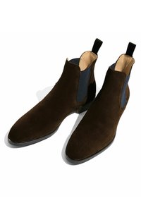 Stivali Chelsea in suede marrone con pannelli laterali elastici e linguette per il pull. Interno in pelle liscia e design elegante della punta arrotondata.