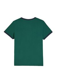 Zielona bawełniana koszulka z granatowym ściągaczem przy kołnierzy i mankietach. Klasyczny krój z okrągłym dekoltem, krótkie rękawy i gładkie plecy.