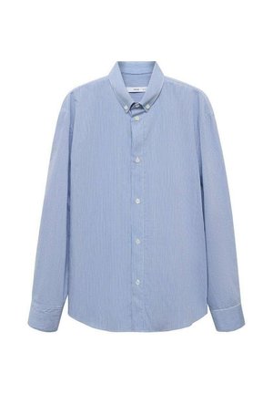 Camisa de rayas azul claro de manga larga con cuello abotonado, presenta un dobladillo recto y una tapeta frontal de seis botones. Textura de tela suave.